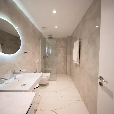 Blue Wave - Triple Swimming Pool Апартаменты *